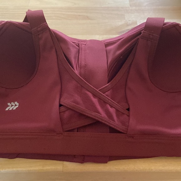 All in Motion High Support
Sculpt Zip-Front Mesh Cross-back Sports Bra - Picture 5 of 8